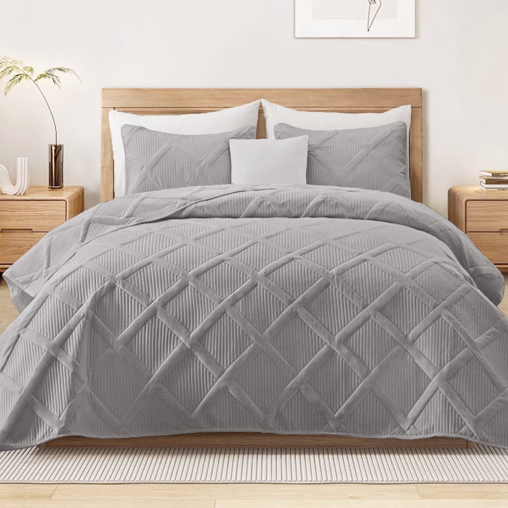 Ultrasonic King Quilt Set, 3-Piece Lightweight Bedspreads Modern Striped Coverlet, Light Grey
